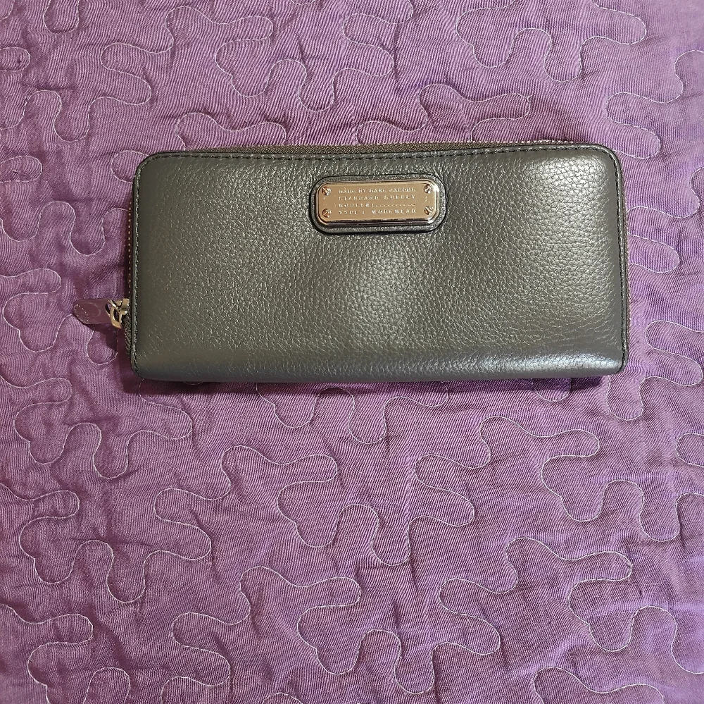 Marc Jacobs Gray Leather Zip-Around Wallet with Gold Plaque‎